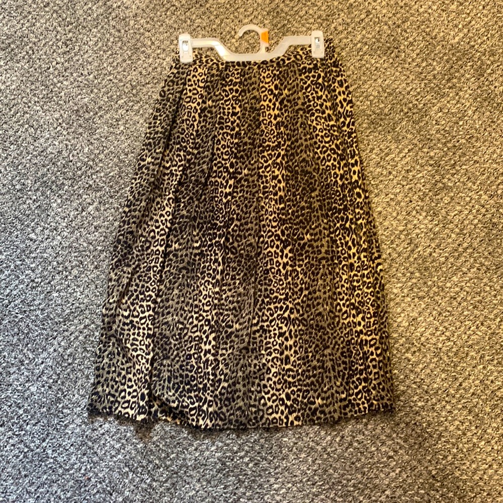MIDI leopard skirt with elastic band. SIZE SMALL.